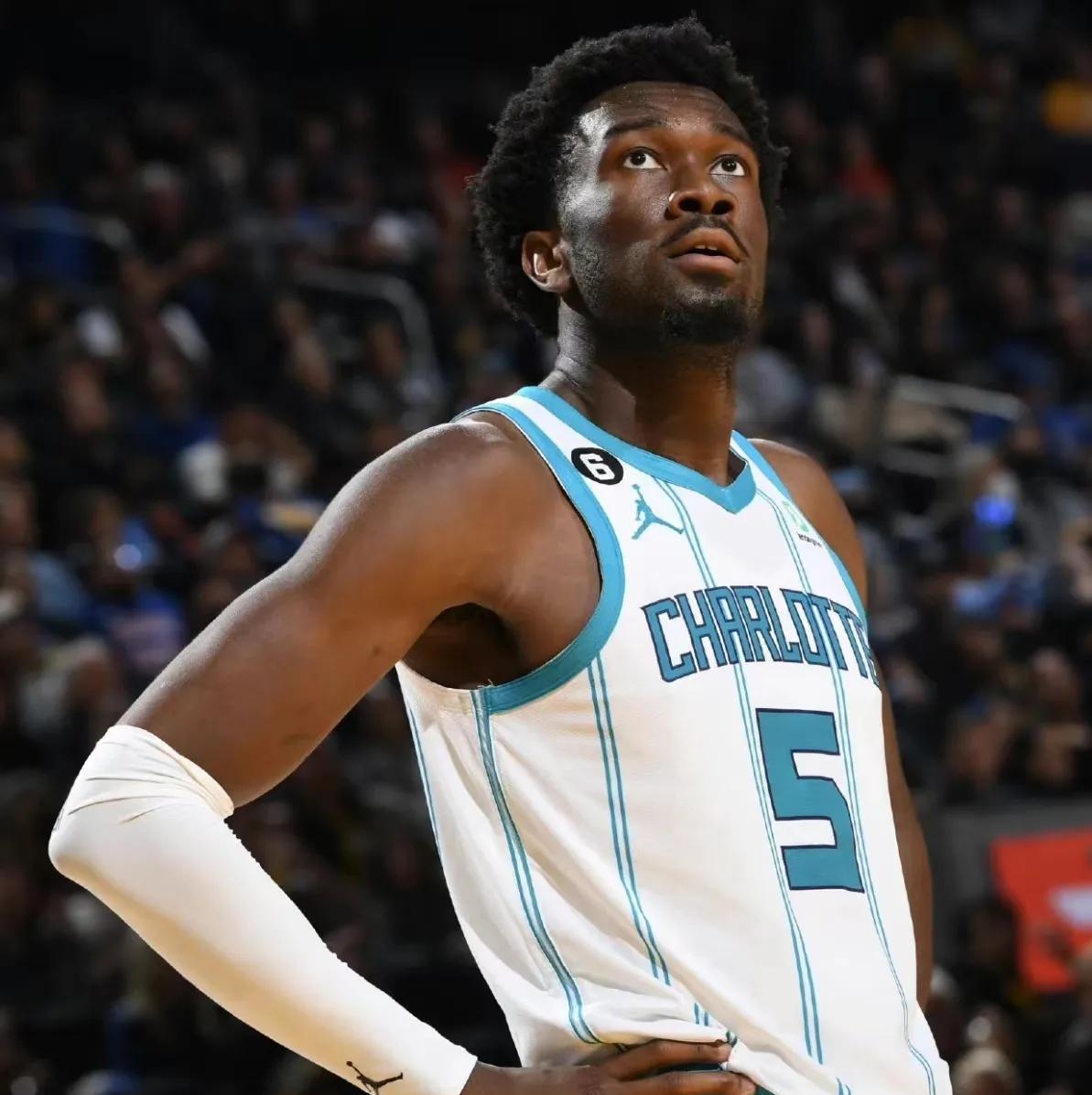 战术调整首场状态出色,公牛观众沸腾!,阿扎伦卡重返赛场引发球迷热议的简单介绍 战术调整首场状态出色,公牛观众沸腾!,阿扎伦卡重返赛场引发球迷热议的简单介绍